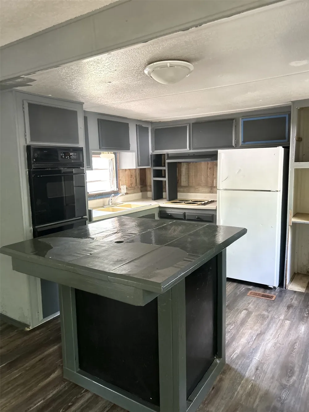 305 Live Oak Lane Mabank, TX 75156