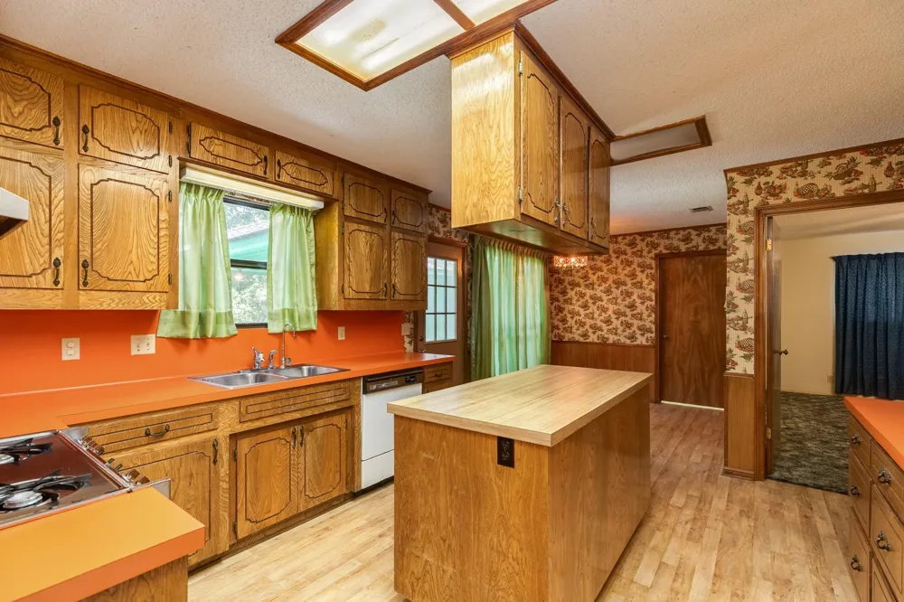 204 Sleepy Hollow Drive Lake Jackson, TX 77566