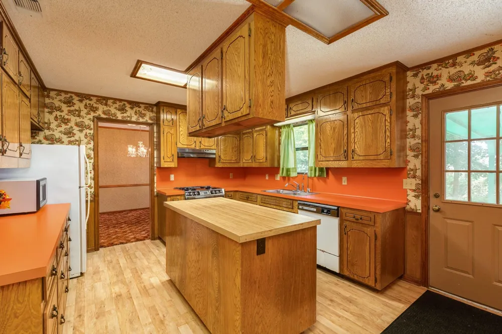 204 Sleepy Hollow Drive Lake Jackson, TX 77566