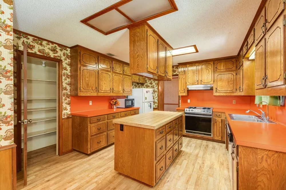 204 Sleepy Hollow Drive Lake Jackson, TX 77566