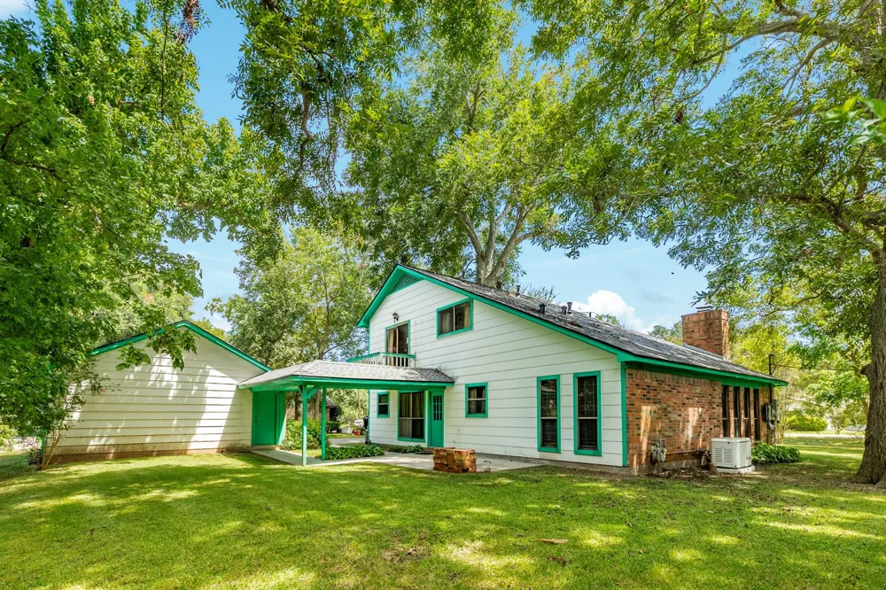204 Sleepy Hollow Drive Lake Jackson, TX 77566