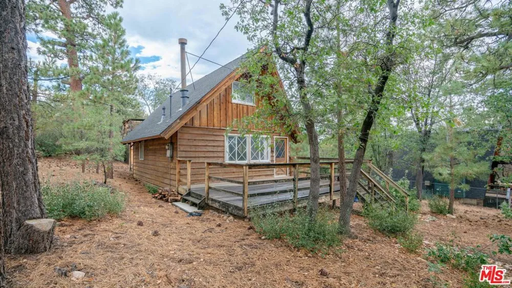 834 Victoria Lane Sugarloaf, CA 92386