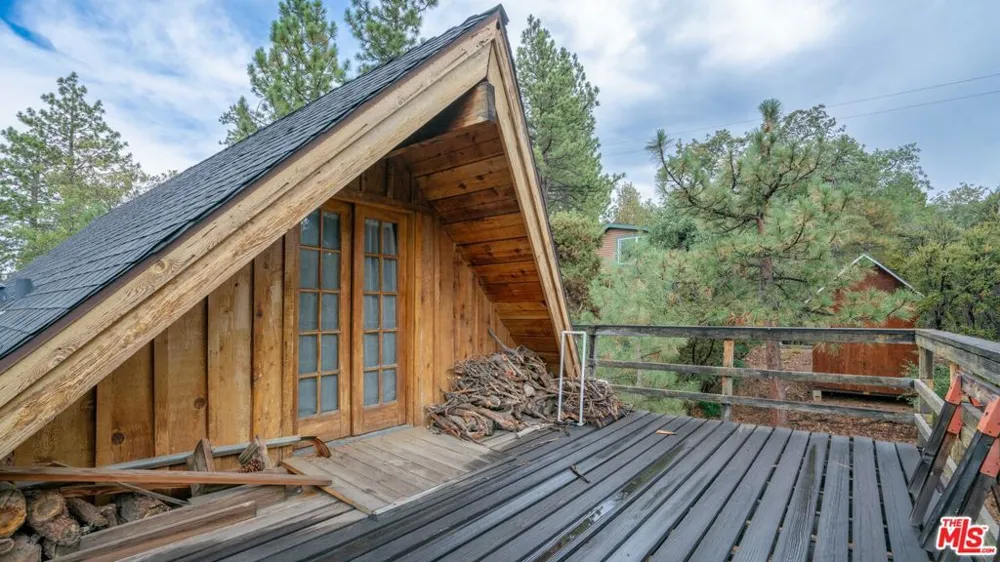 834 Victoria Lane Sugarloaf, CA 92386