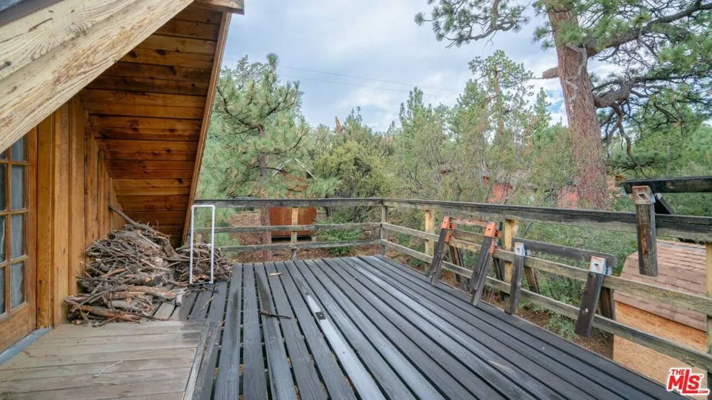 834 Victoria Lane Sugarloaf, CA 92386