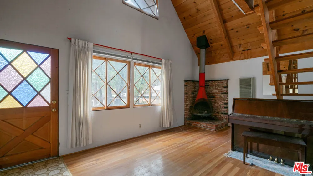 834 Victoria Lane Sugarloaf, CA 92386