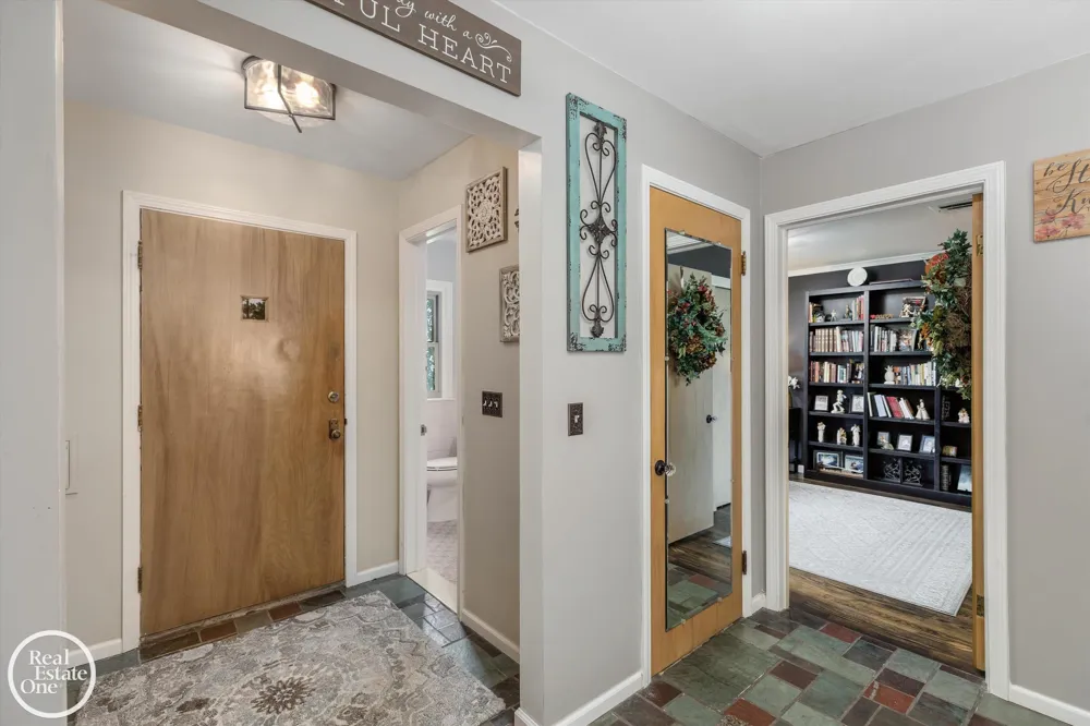 715 S Renaud Road Grosse Pointe Woods City, MI 48236