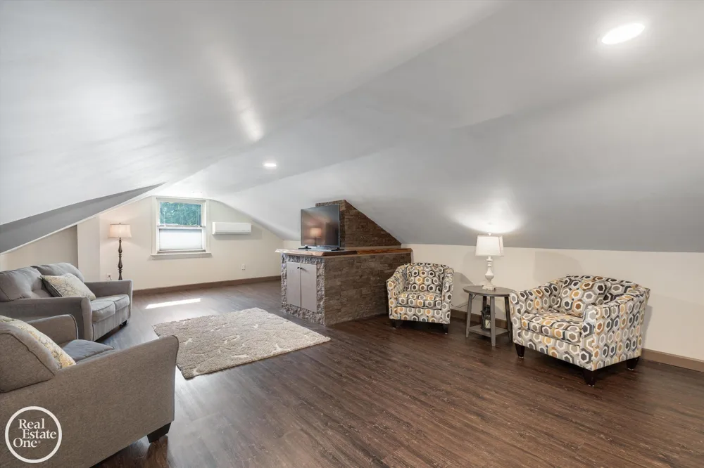 715 S Renaud Road Grosse Pointe Woods City, MI 48236