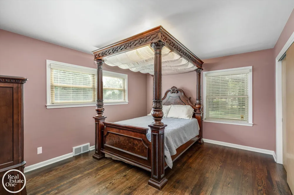 715 S Renaud Road Grosse Pointe Woods City, MI 48236
