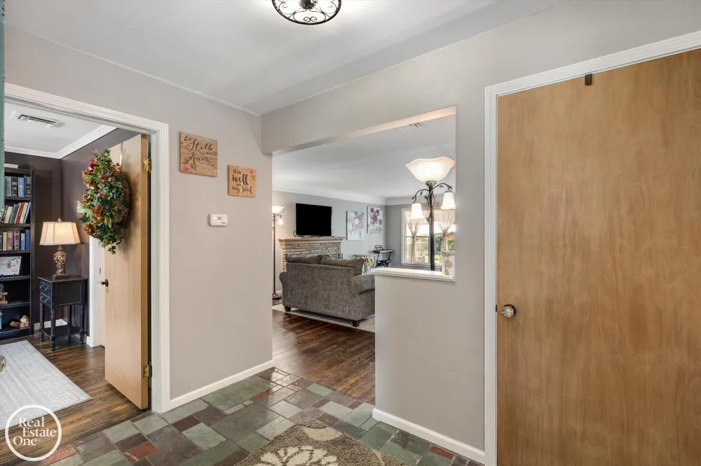 715 S Renaud Road Grosse Pointe Woods City, MI 48236