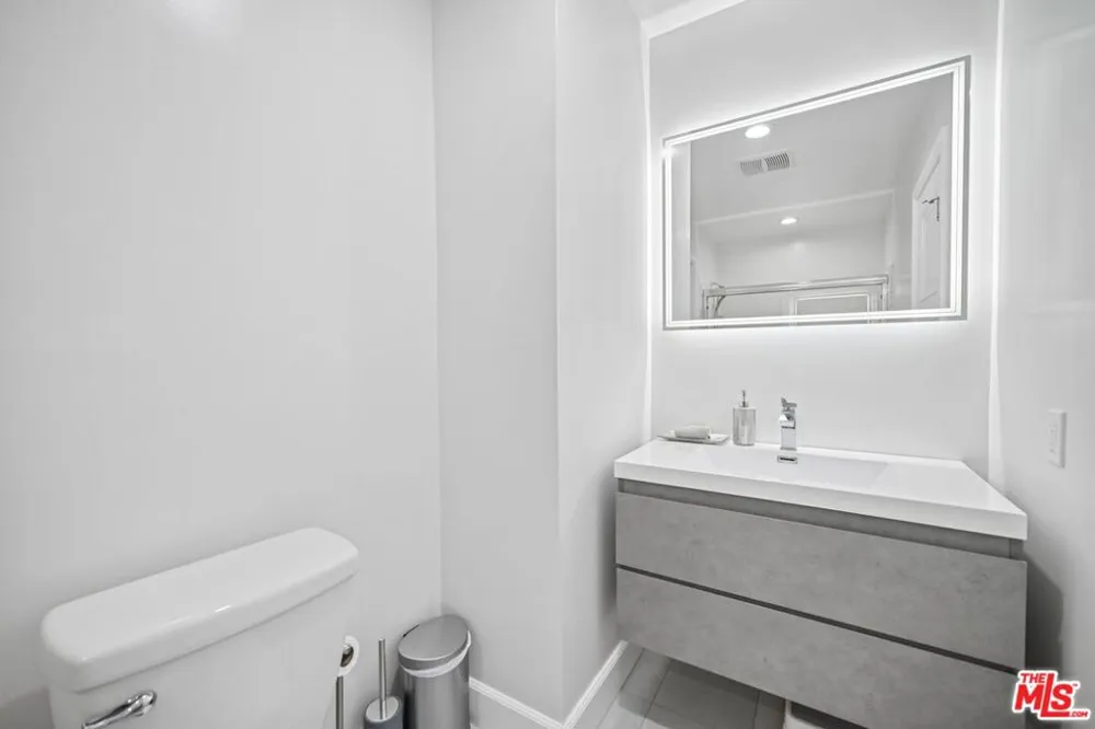 7714 Via Sorrento #22 Los Angeles, CA 91504