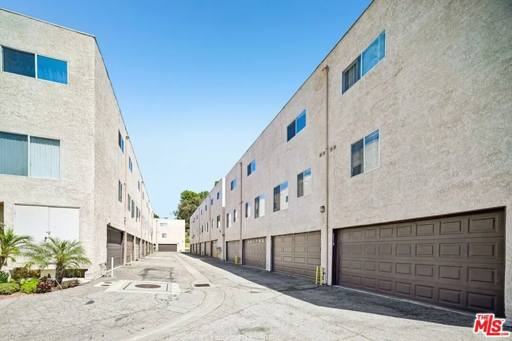 7714 Via Sorrento #22 Los Angeles, CA 91504