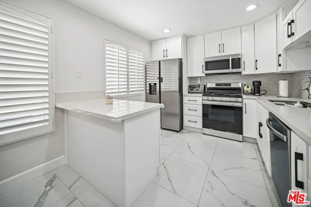 7714 Via Sorrento #22 Los Angeles, CA 91504