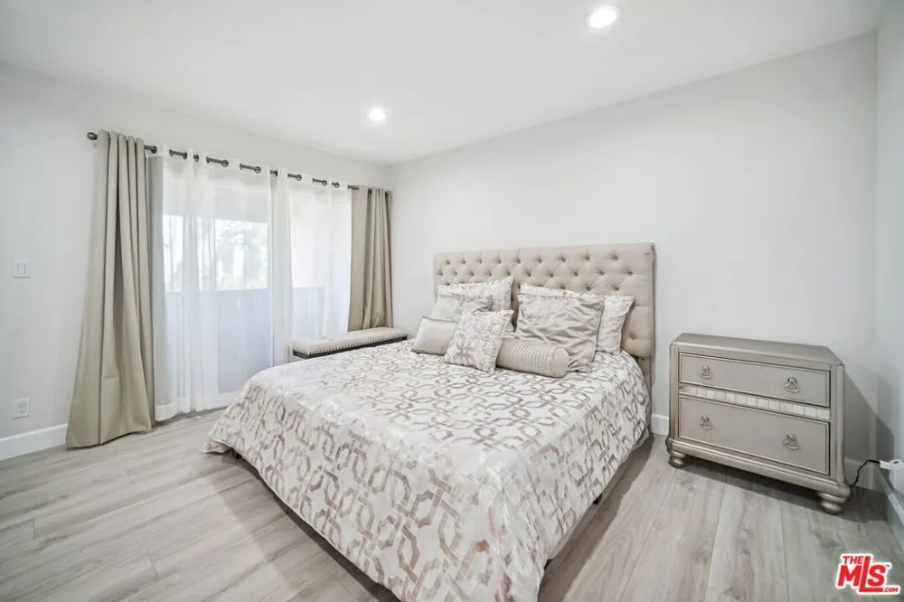 7714 Via Sorrento #22 Los Angeles, CA 91504
