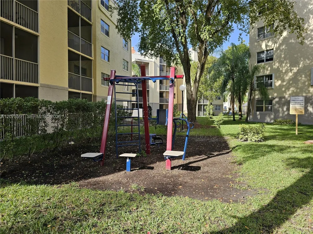 8363 Lake Dr #108 Doral, FL 33166