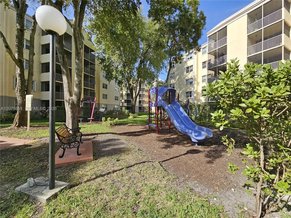 8363 Lake Dr #108 Doral, FL 33166