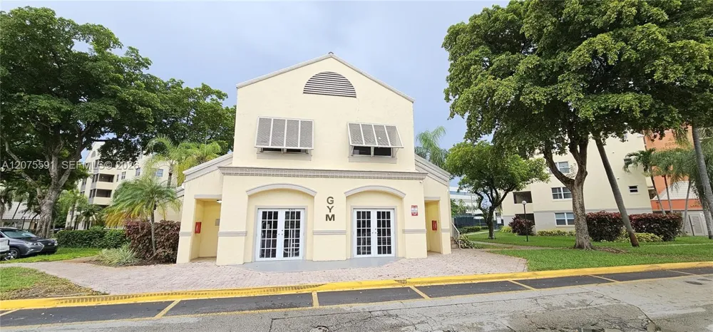 8363 Lake Dr #108 Doral, FL 33166