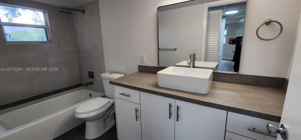 8363 Lake Dr #108 Doral, FL 33166