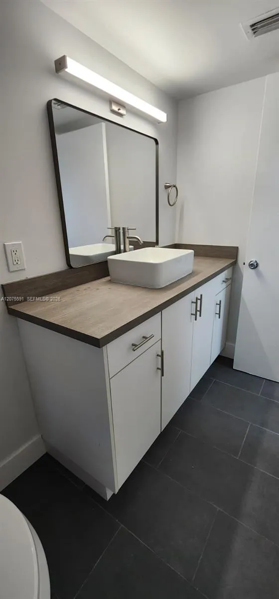 8363 Lake Dr #108 Doral, FL 33166