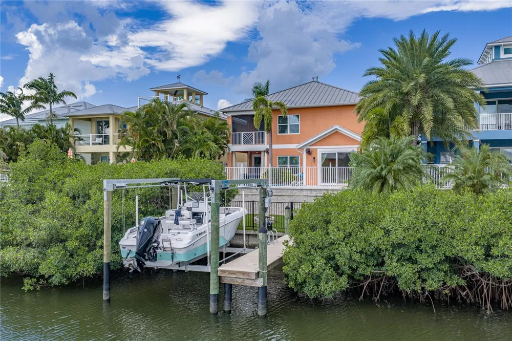 6411 GRENADA ISLAND AVENUE Apollo Beach, FL 33572