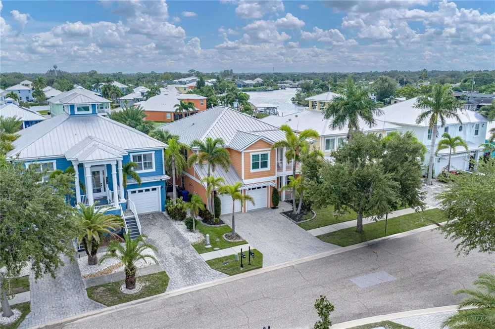 6411 GRENADA ISLAND AVENUE Apollo Beach, FL 33572