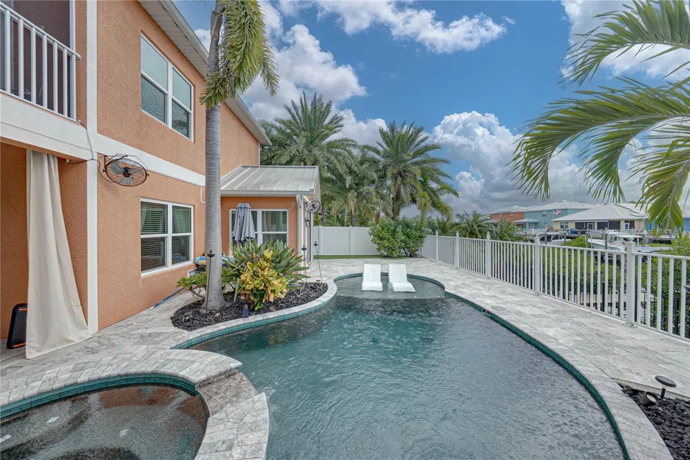 6411 GRENADA ISLAND AVENUE Apollo Beach, FL 33572