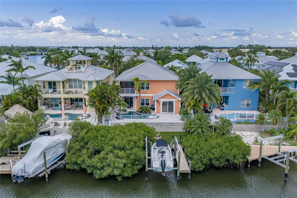 6411 GRENADA ISLAND AVENUE Apollo Beach, FL 33572