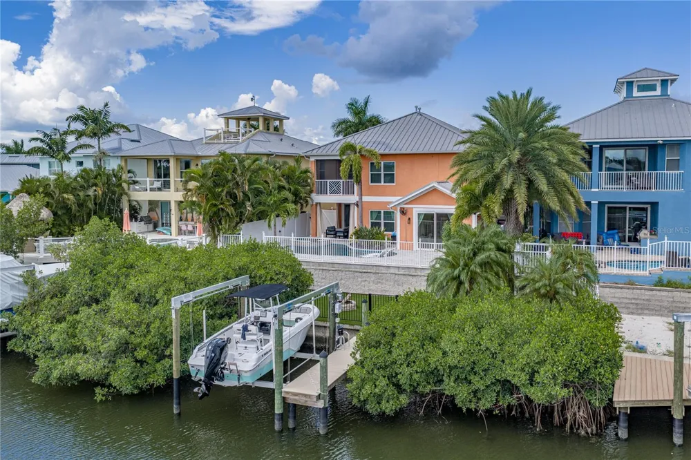 6411 GRENADA ISLAND AVENUE Apollo Beach, FL 33572
