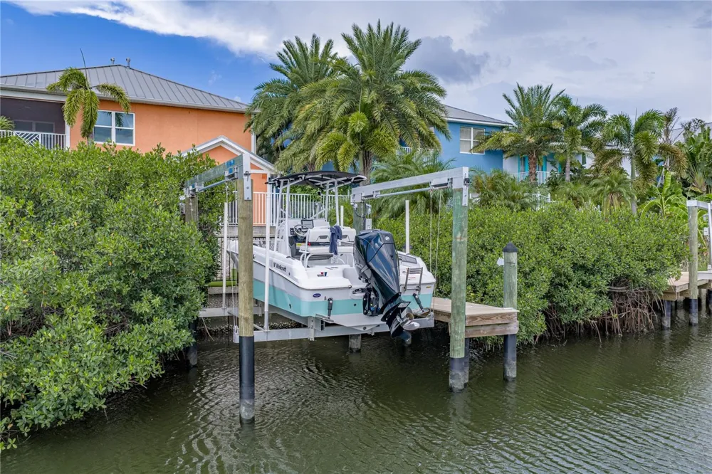 6411 GRENADA ISLAND AVENUE Apollo Beach, FL 33572