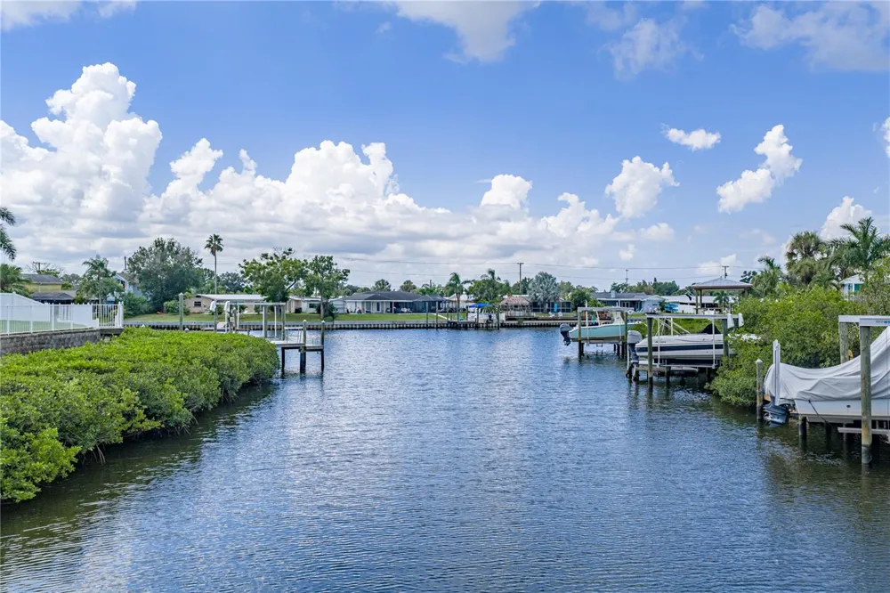 6411 GRENADA ISLAND AVENUE Apollo Beach, FL 33572