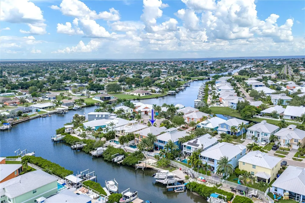 6411 GRENADA ISLAND AVENUE Apollo Beach, FL 33572