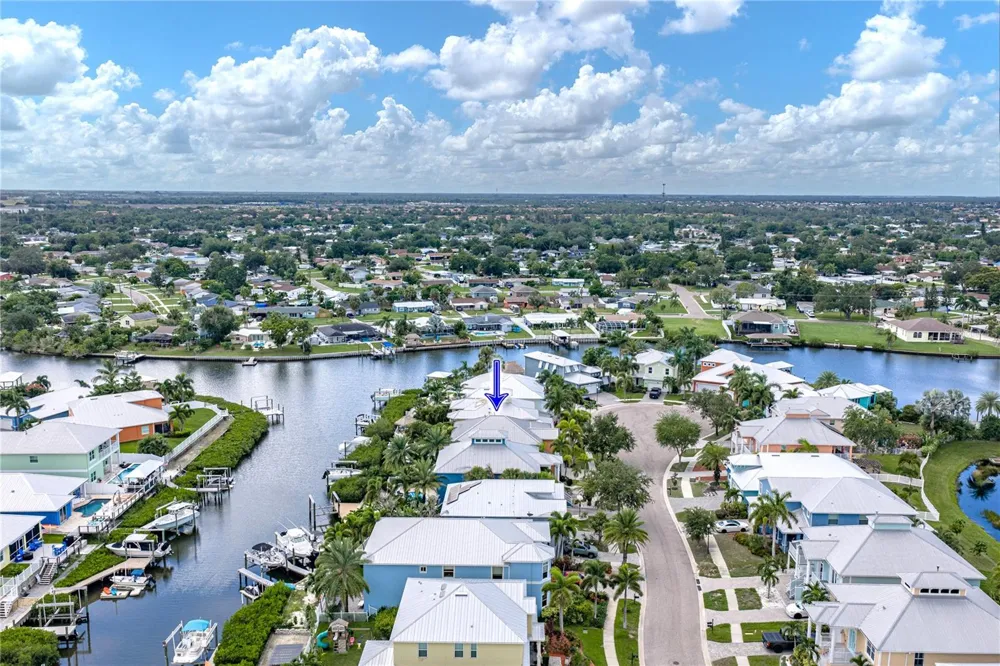 6411 GRENADA ISLAND AVENUE Apollo Beach, FL 33572