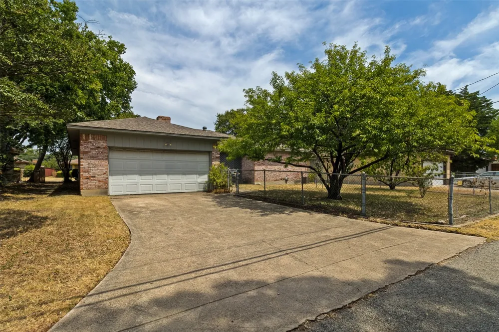 5842 marview Lane Dallas, TX 75227