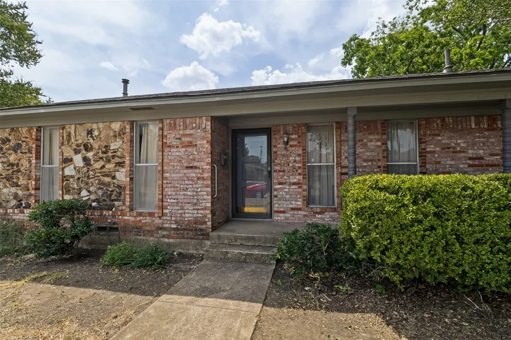 5842 marview Lane Dallas, TX 75227