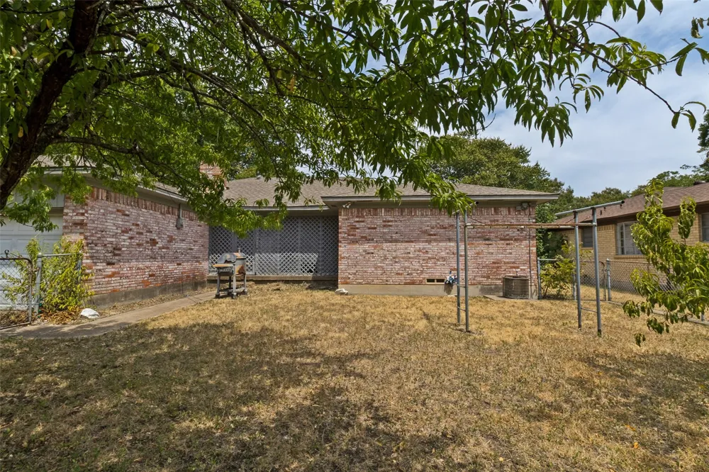 5842 marview Lane Dallas, TX 75227