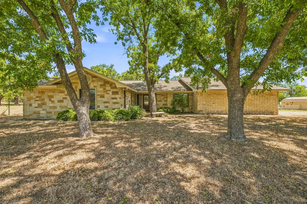 907 County Road 484 Stephenville, TX 76401