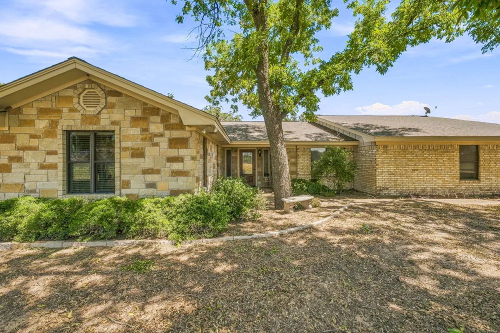 907 County Road 484 Stephenville, TX 76401