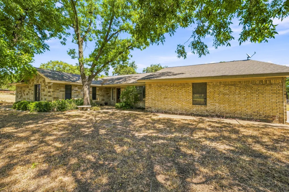 907 County Road 484 Stephenville, TX 76401
