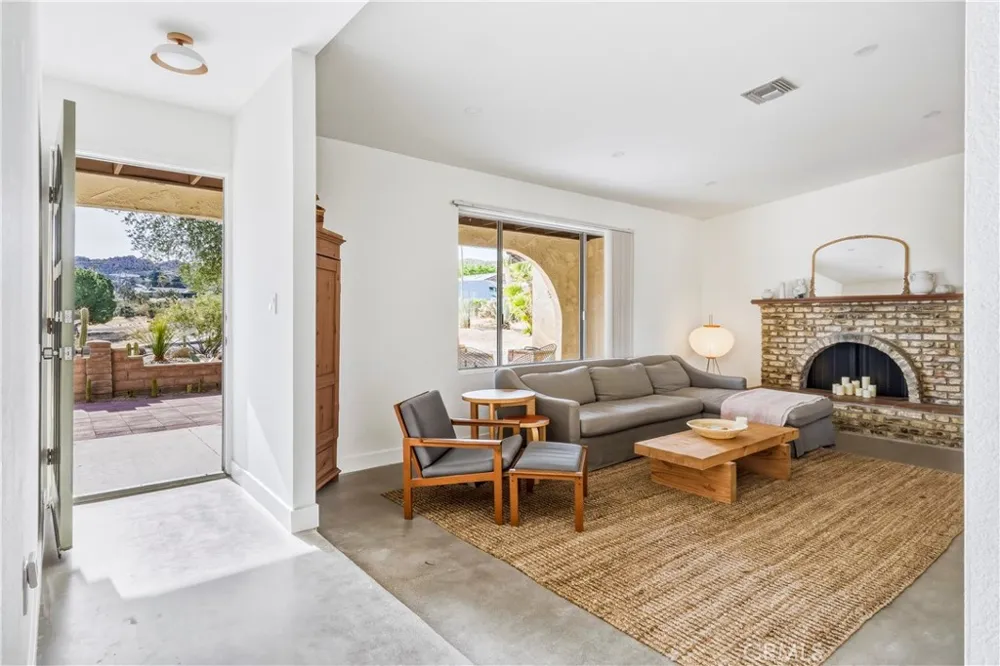 6381 Airway Avenue Yucca Valley, CA 92284