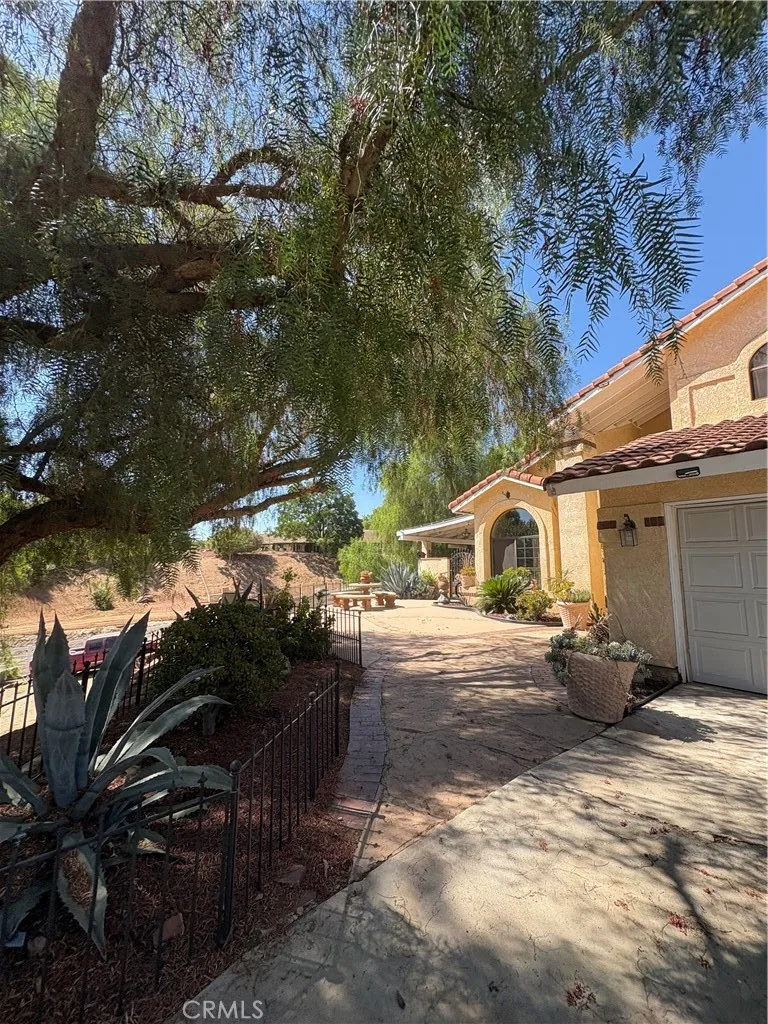 17905 Luna Court Riverside, CA 92504
