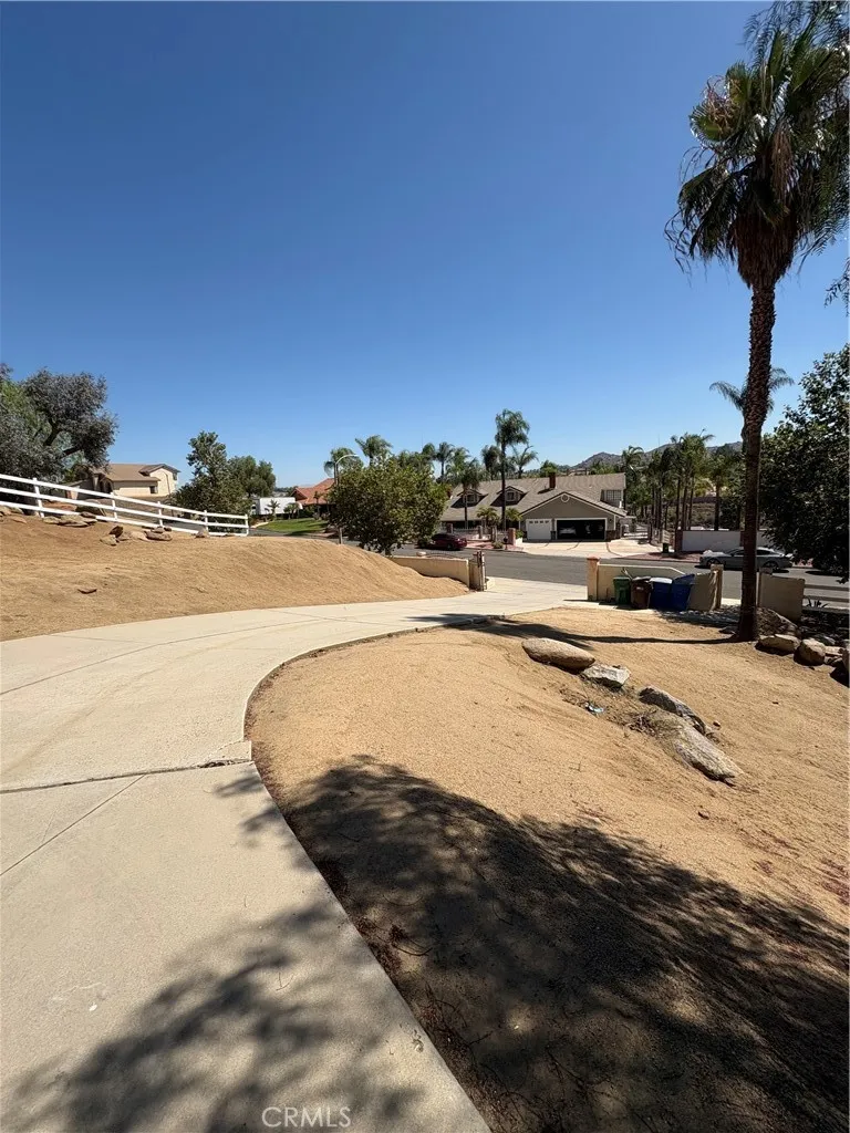 17905 Luna Court Riverside, CA 92504