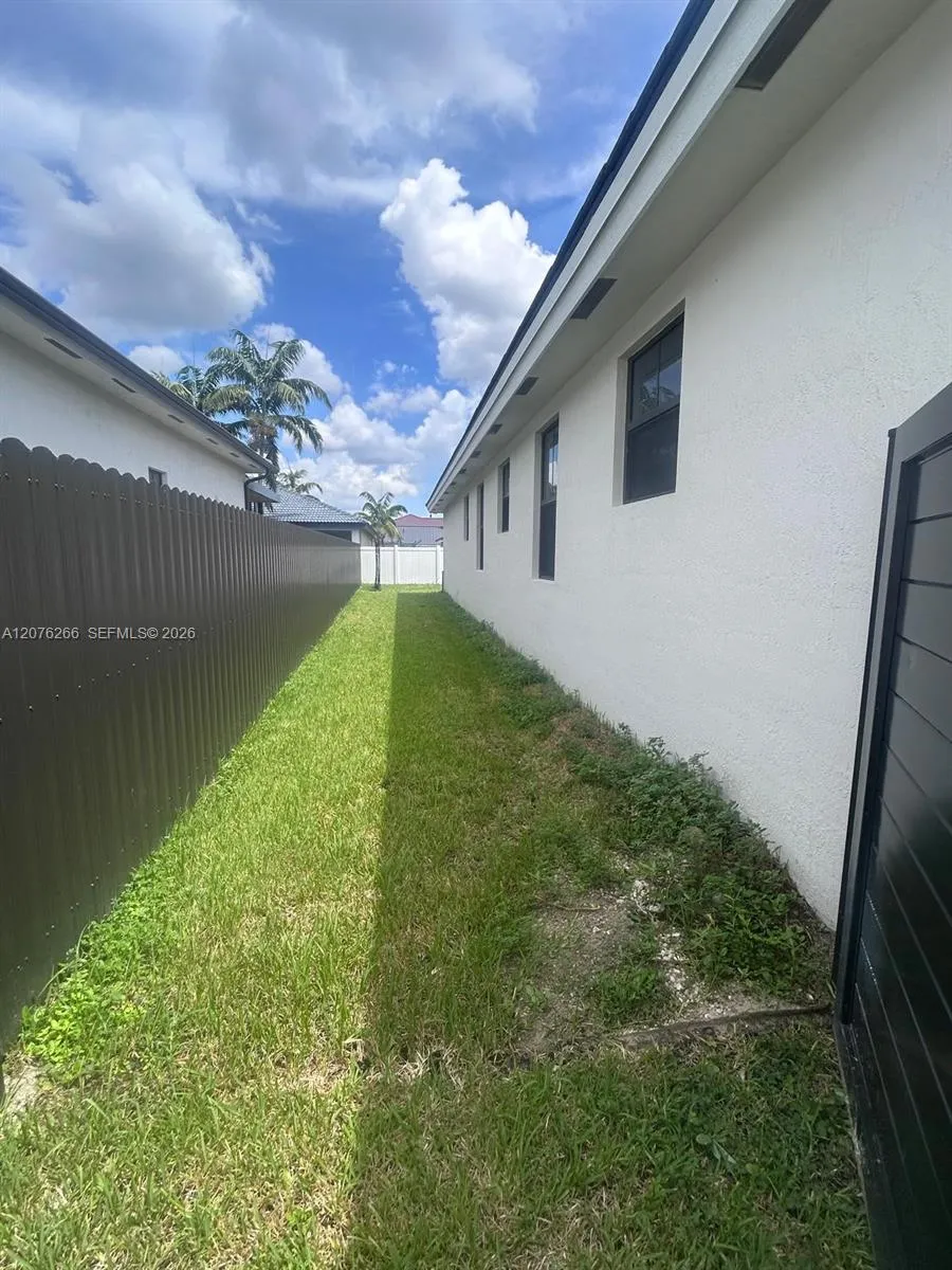 14435 SW 13th Ter Miami, FL 33184