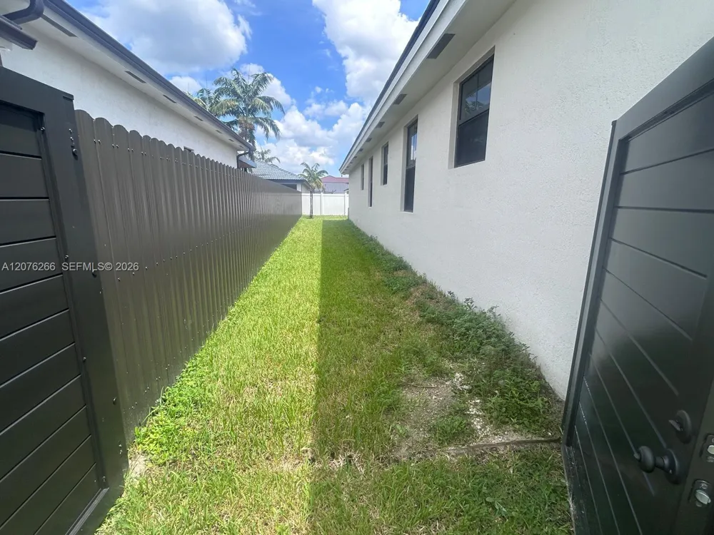 14435 SW 13th Ter Miami, FL 33184