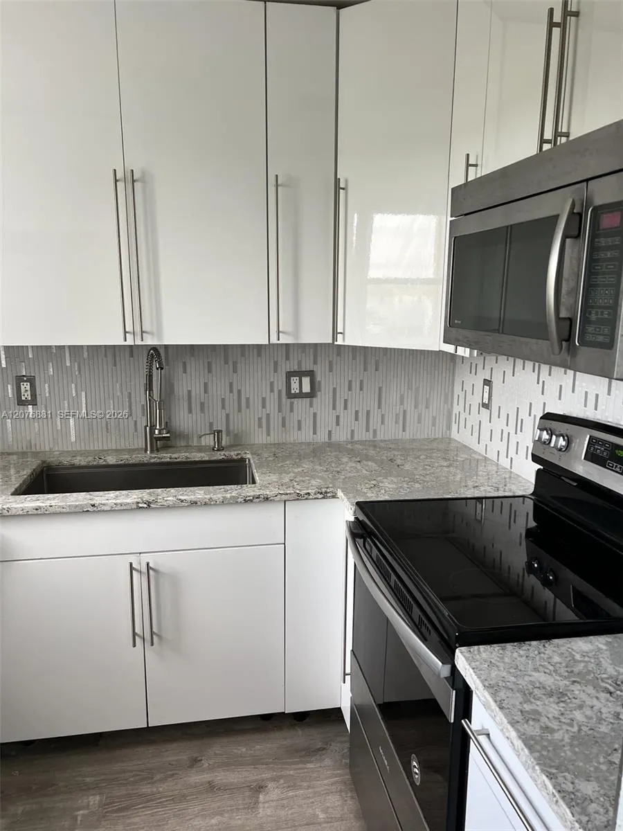 941 Crystal Lake Dr #305 Deerfield Beach, FL 33064