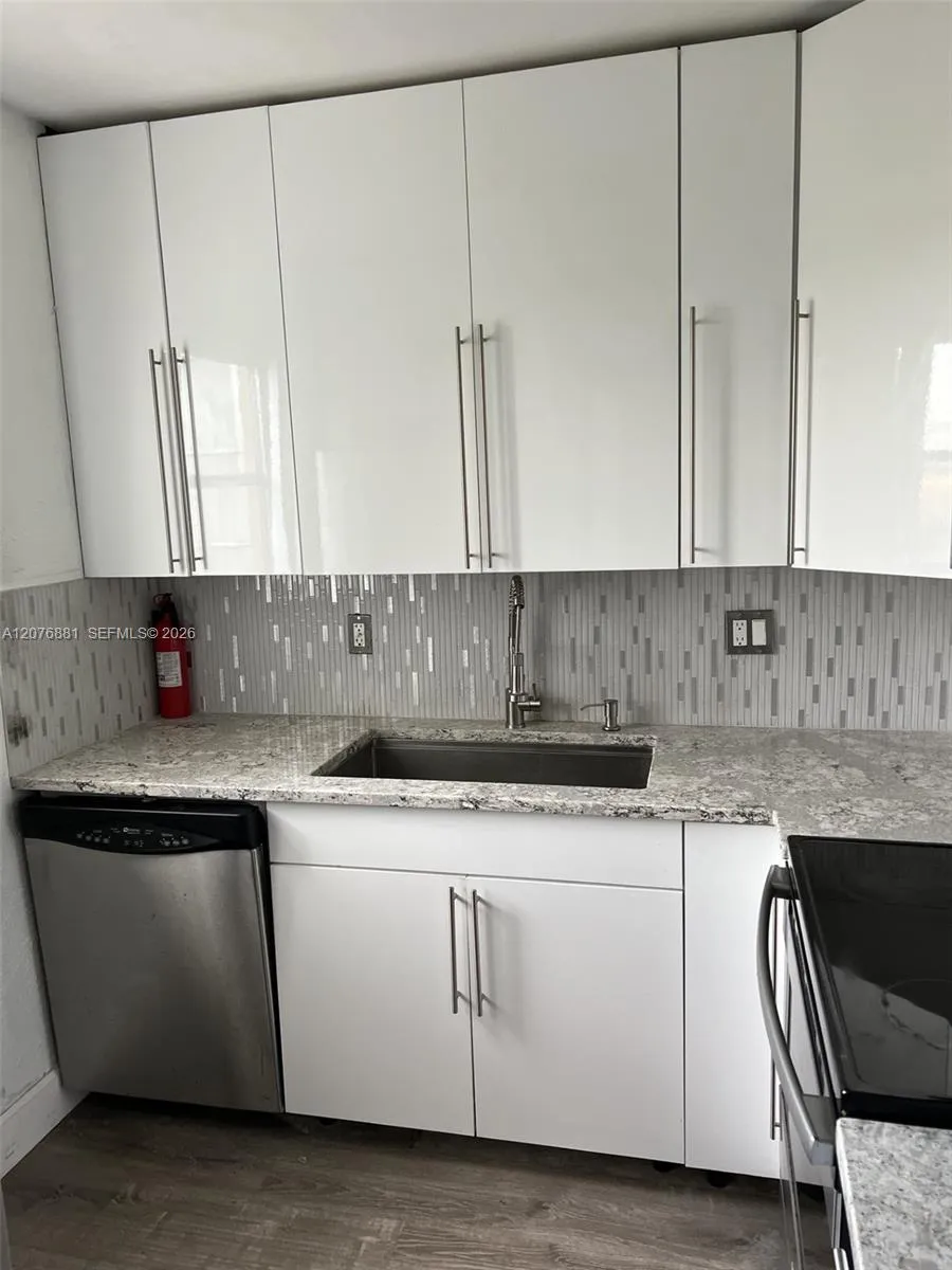 941 Crystal Lake Dr #305 Deerfield Beach, FL 33064