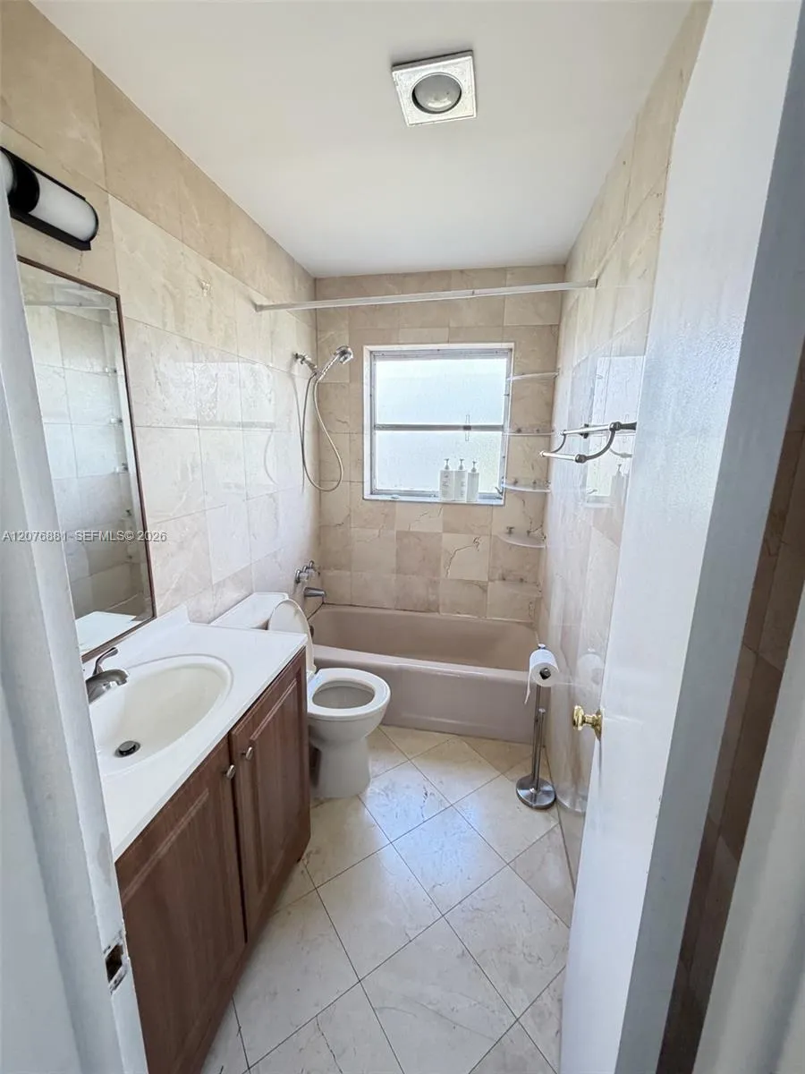 941 Crystal Lake Dr #305 Deerfield Beach, FL 33064