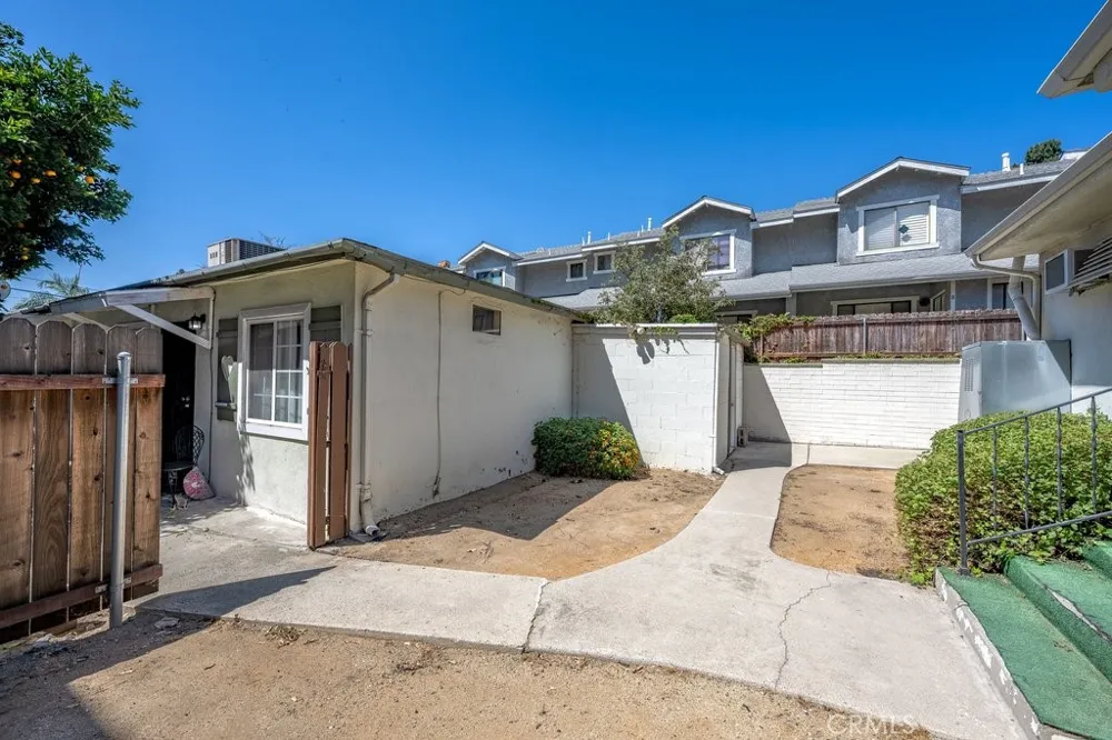 2056 E Villa Pasadena, CA 91107