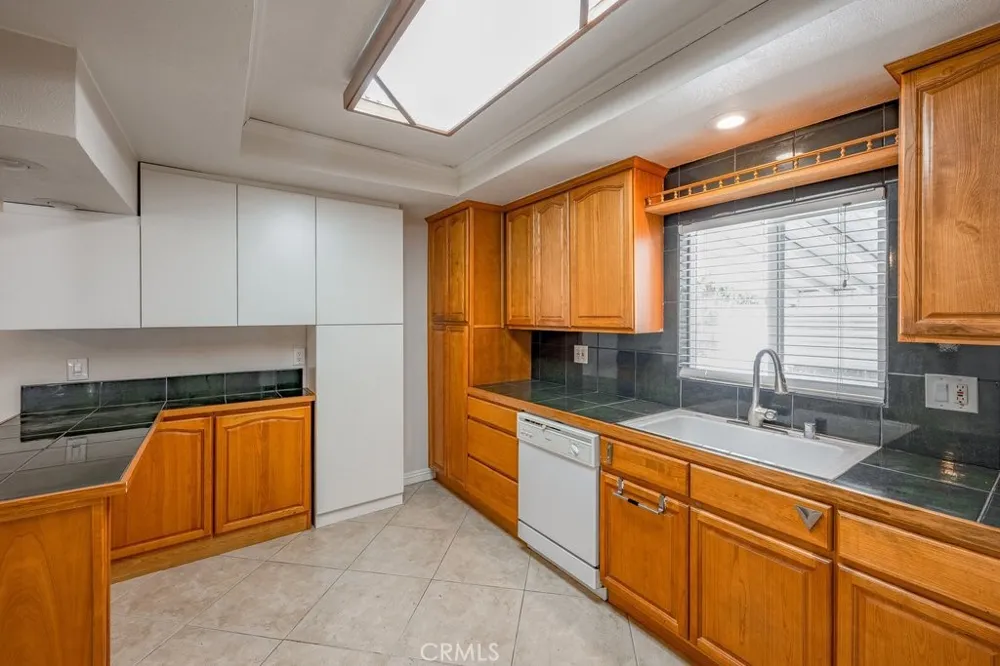2056 E Villa Pasadena, CA 91107