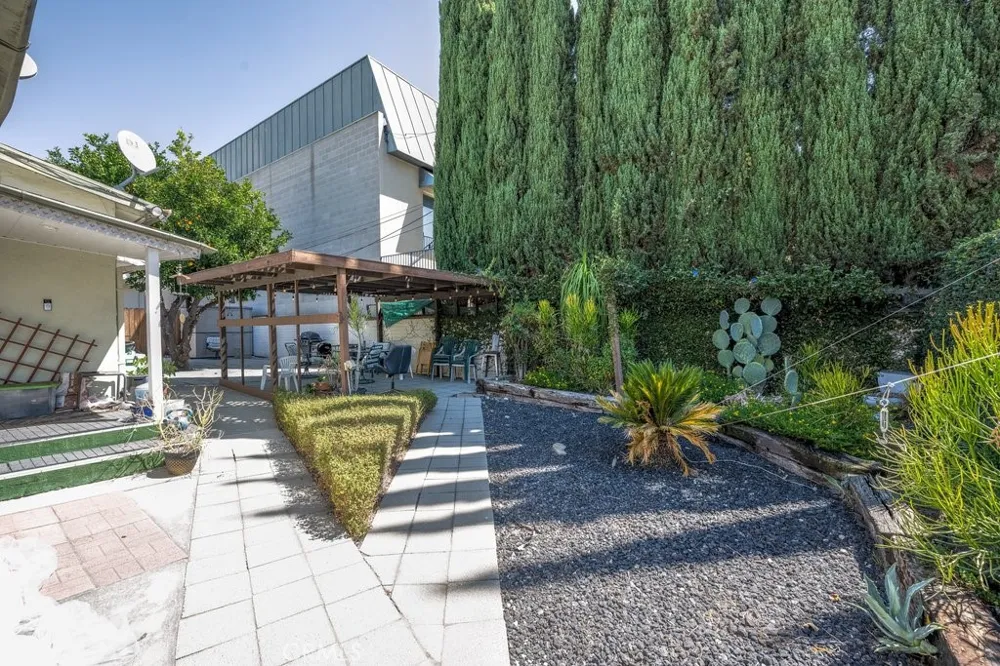 2056 E Villa Pasadena, CA 91107
