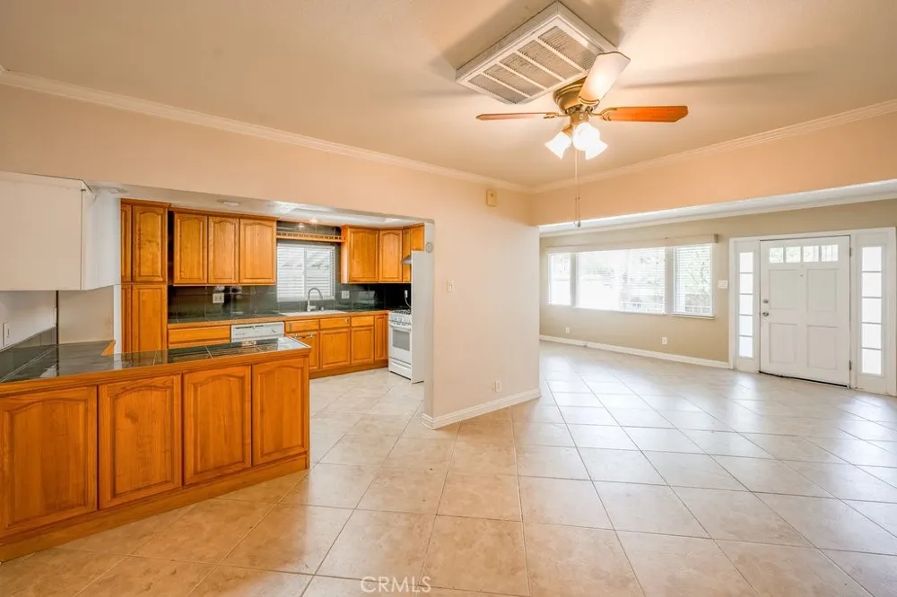 2056 E Villa Pasadena, CA 91107