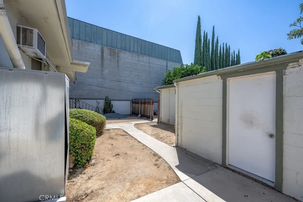 2056 E Villa Pasadena, CA 91107